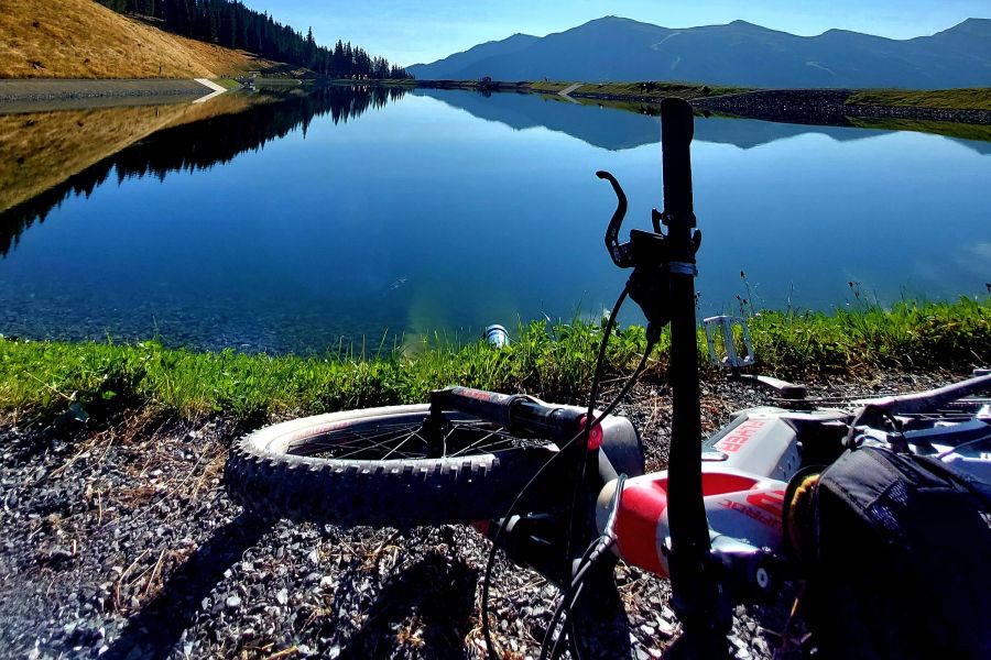 Mountainbiker auf Bergtrail