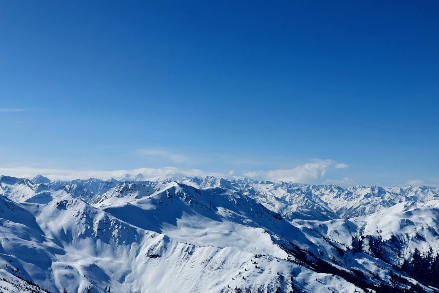 Berge mit blauem Himmel