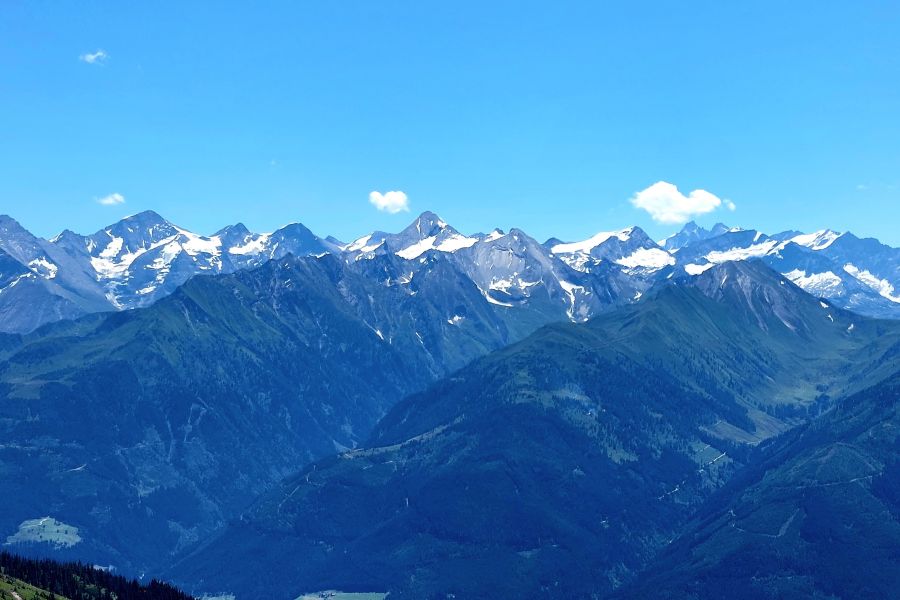 Berge mit blauem Himmel