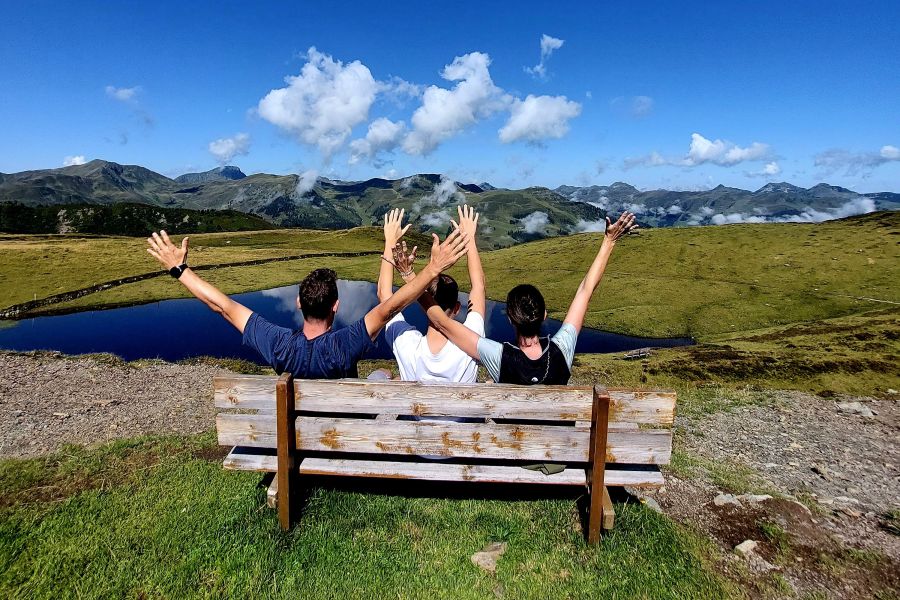 Wanderer auf Bergweg
